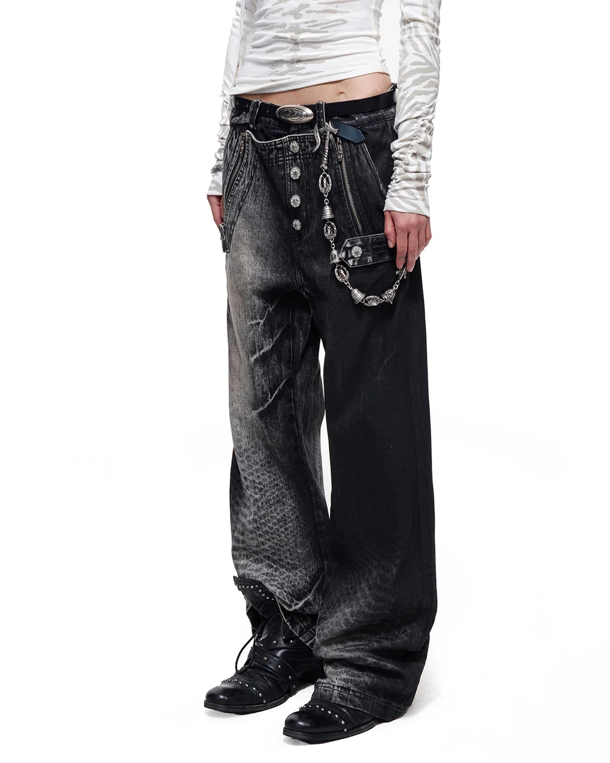 Personsoul Asymmetric Crocodile Embroidery Jeans