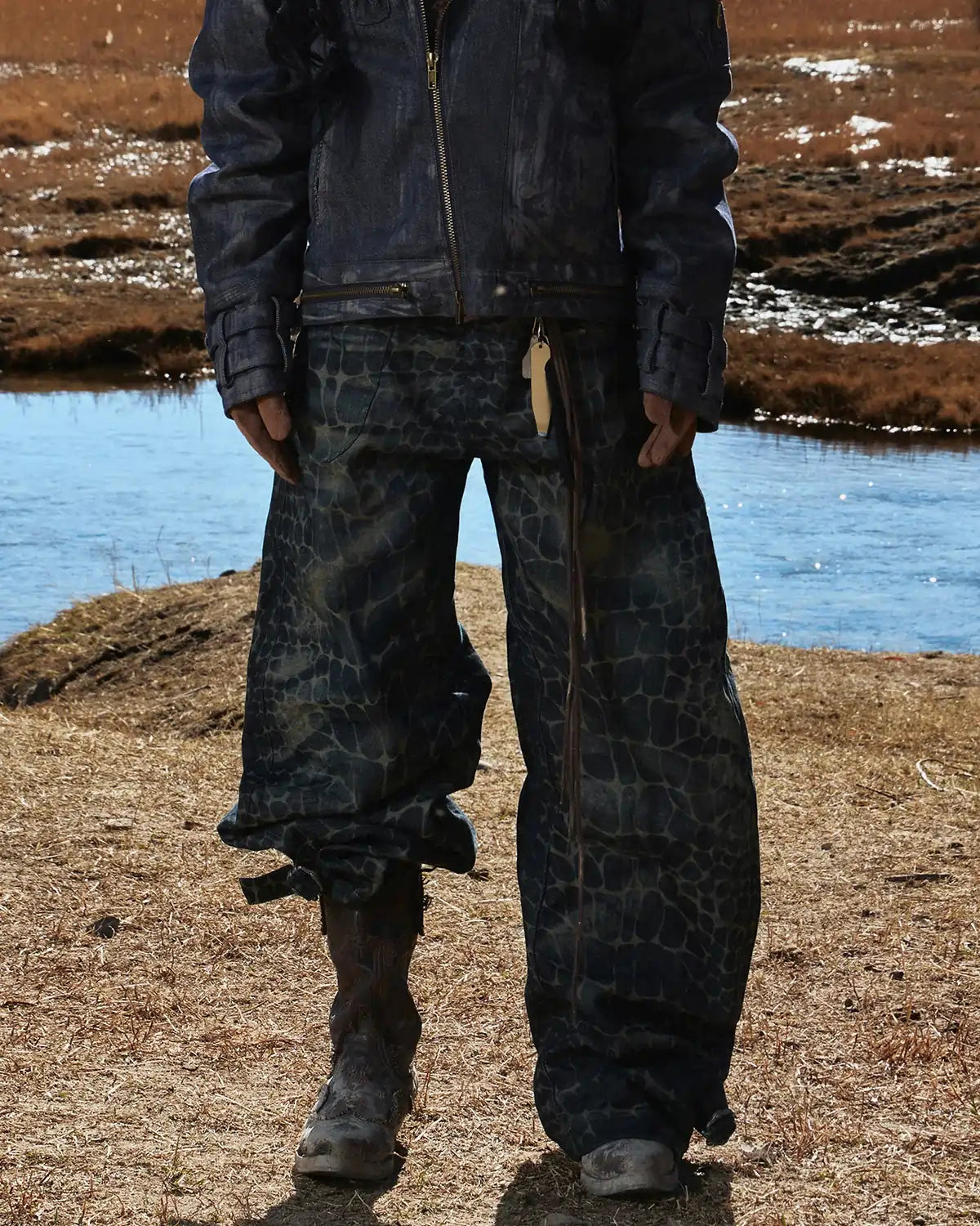 Personsoul Laser-Etched Crocodile-Patterned Raw Denim Curved Jeans