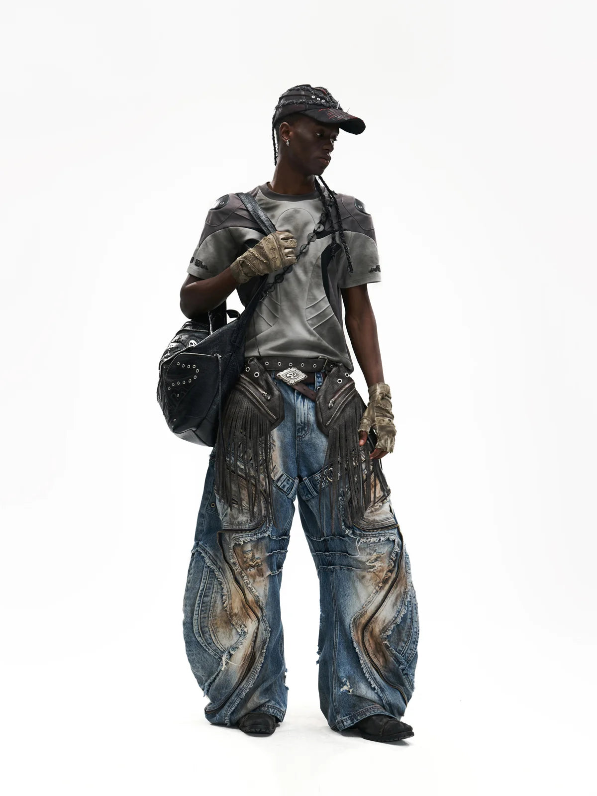 Curved Blade Pleated Jeans with Distressed Wash