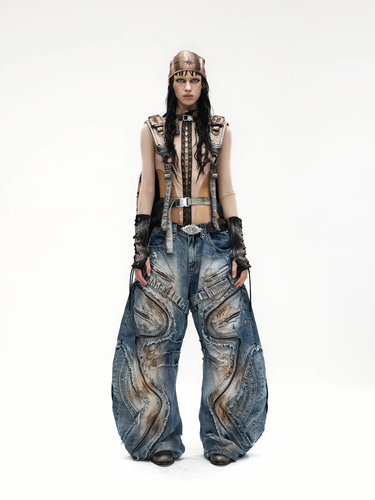 Curved Blade Pleated Jeans with Distressed Wash