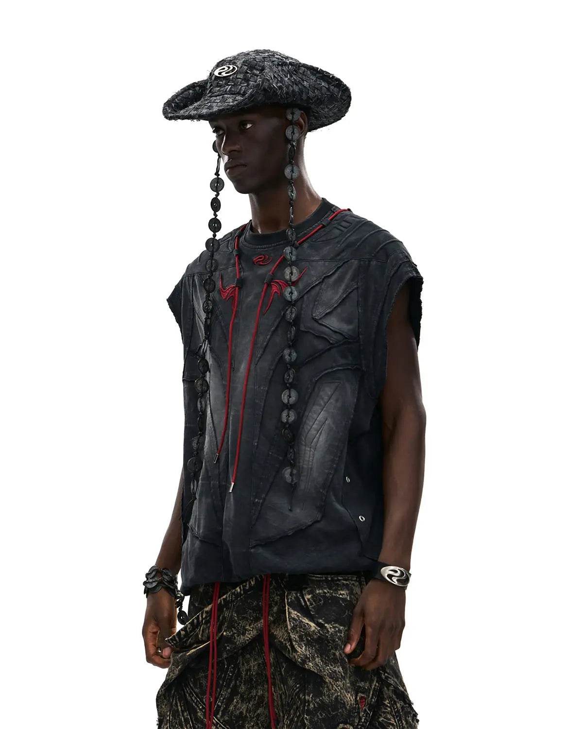 Personsoul Deconstructed Contrasting Embroidery Sleeveless T-Shirt In Black