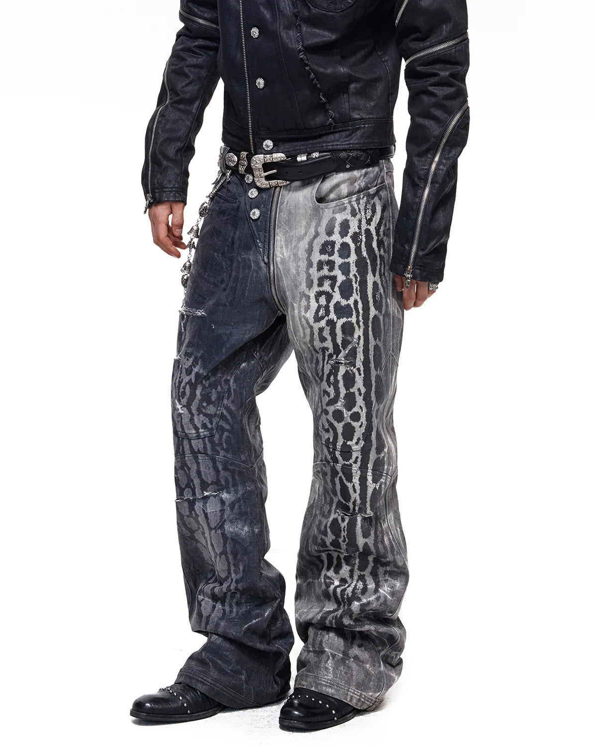 Personsoul Asymmetric Crocodile Embroidery Jeans