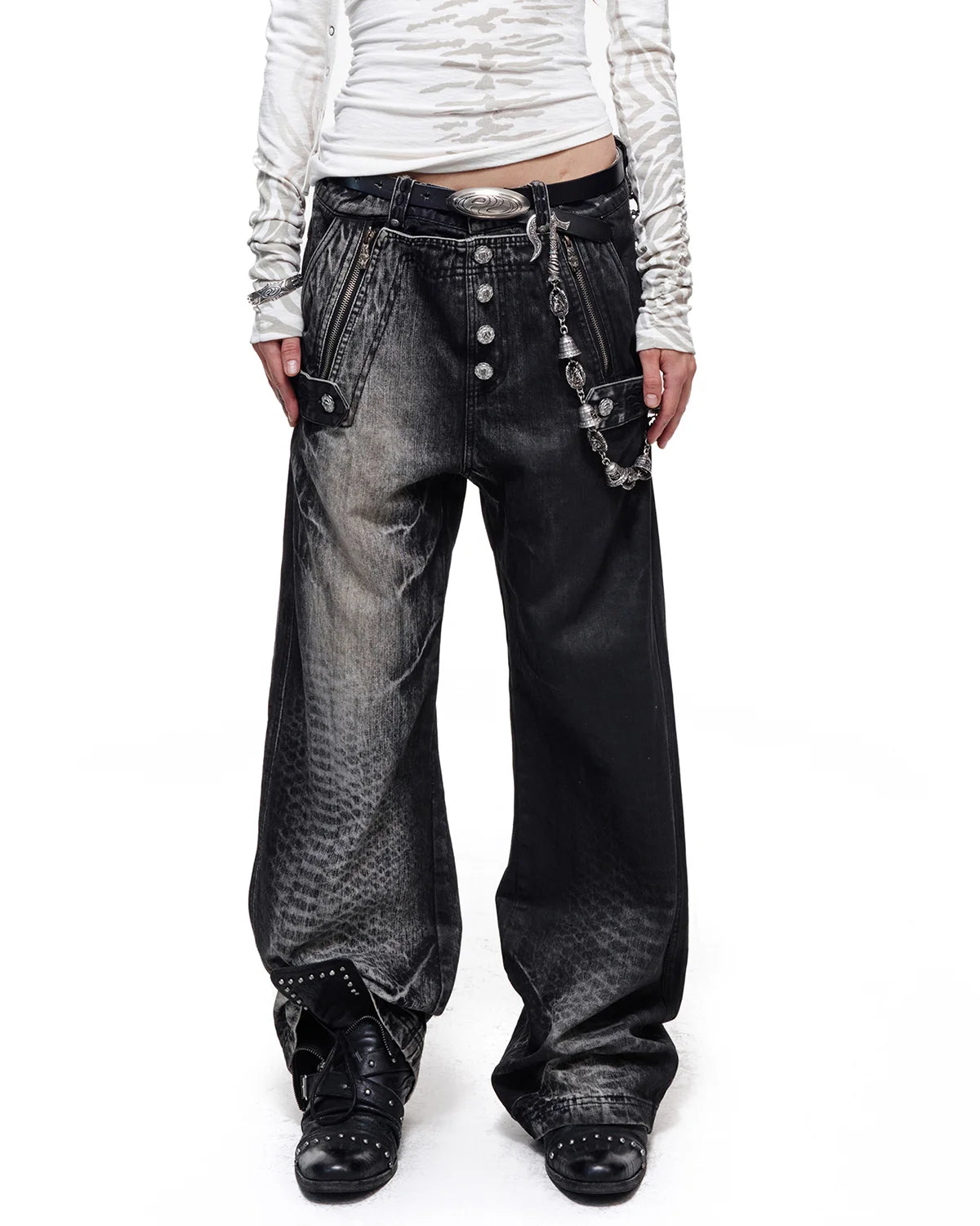 Personsoul Asymmetric Crocodile Embroidery Jeans
