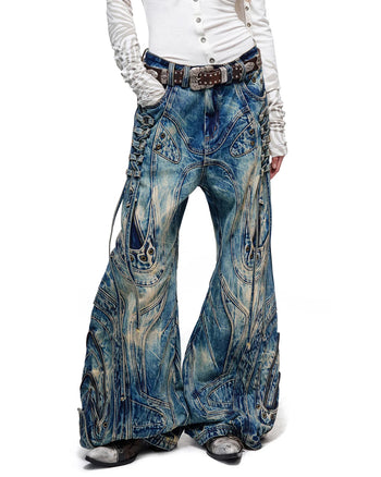 Dekonstruierte ausgestellte Patchwork-Jeans Blau