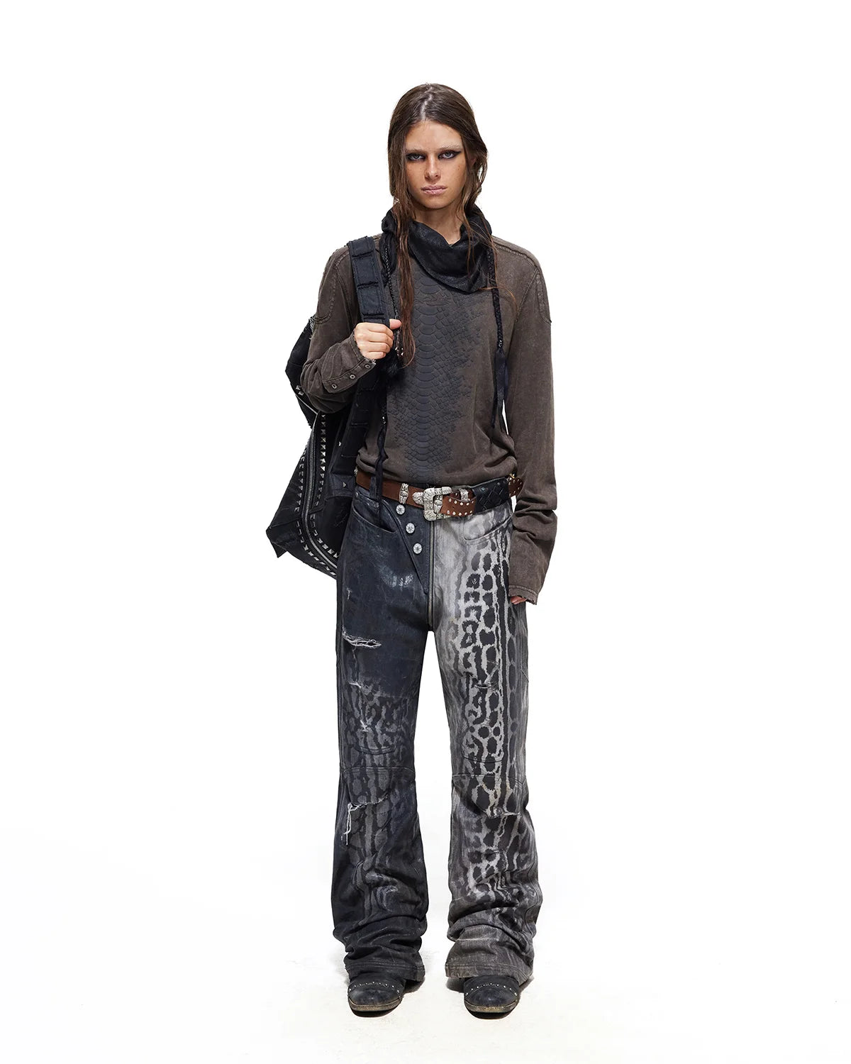Personsoul Asymmetric Crocodile Embroidery Jeans