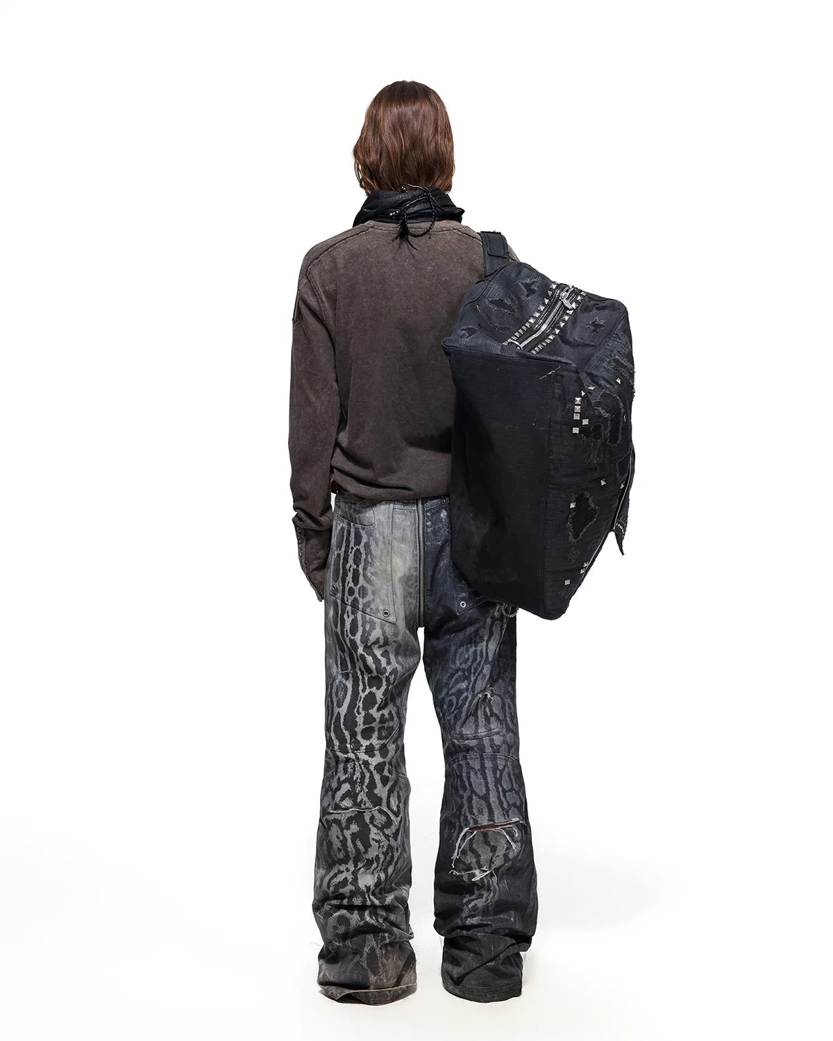 Personsoul Asymmetric Crocodile Embroidery Jeans