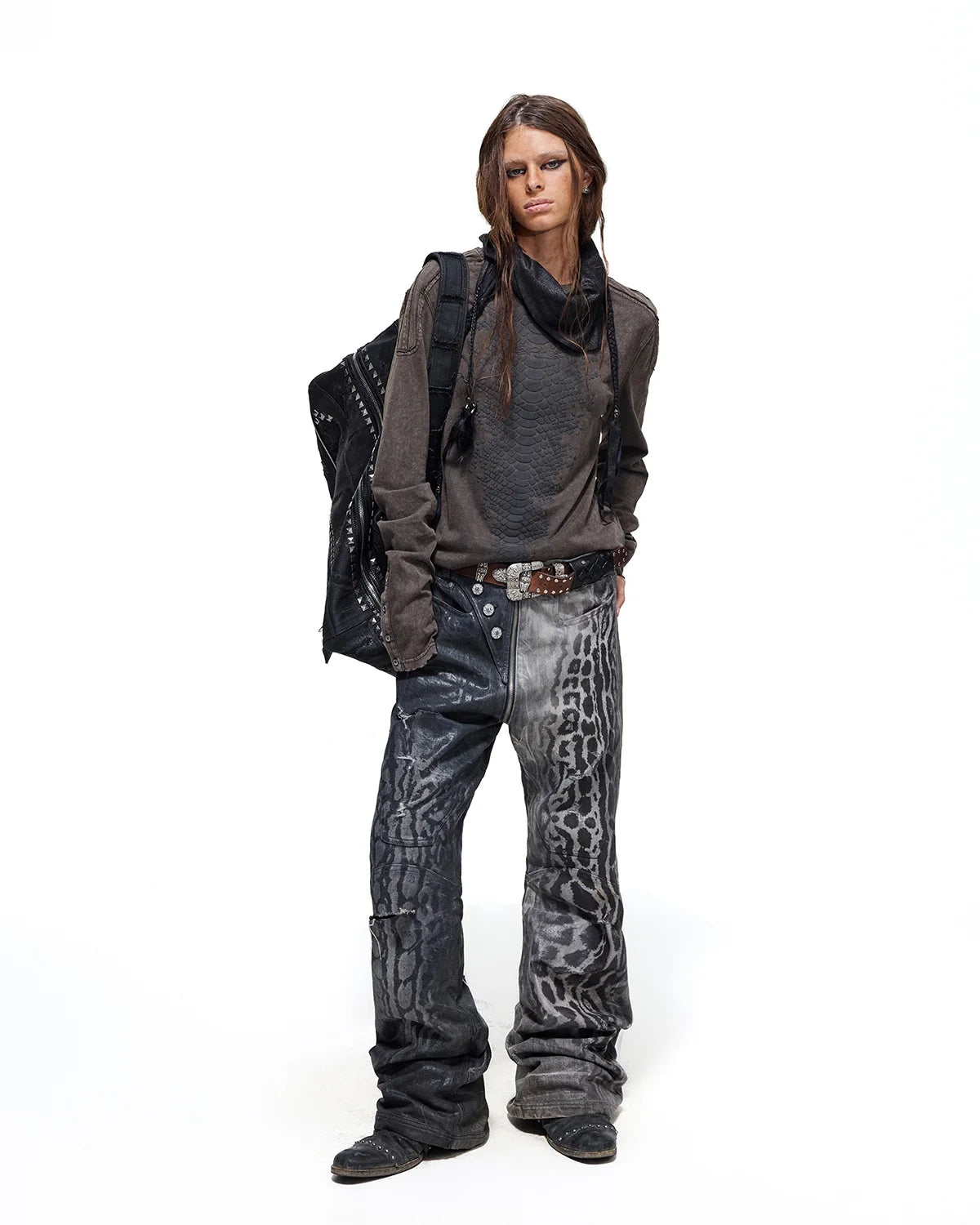 Personsoul Asymmetric Crocodile Embroidery Jeans
