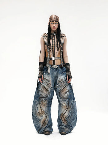 Curved Blade Pleated Jeans with Distressed Wash