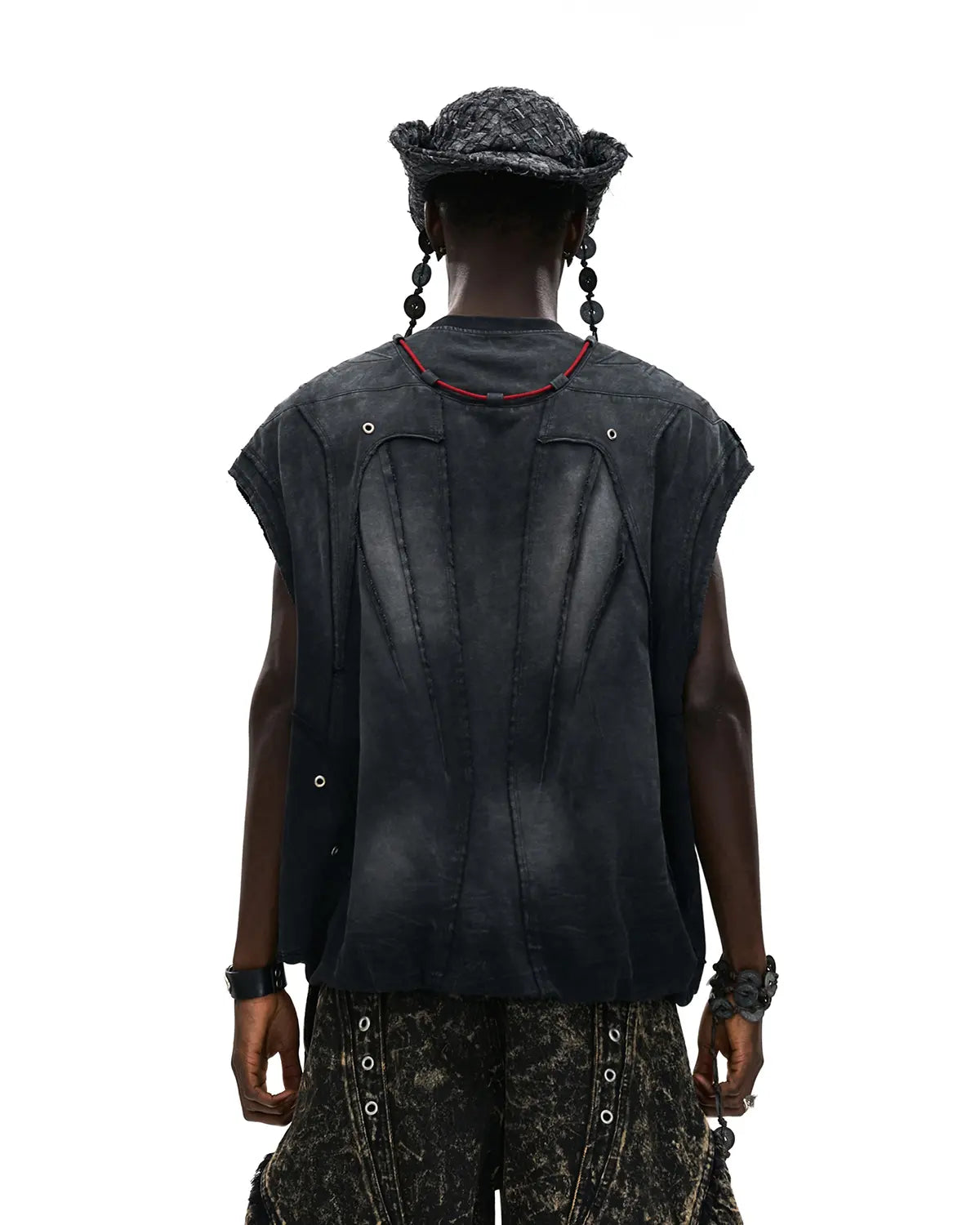 Personsoul Deconstructed Contrasting Embroidery Sleeveless T-Shirt In Black
