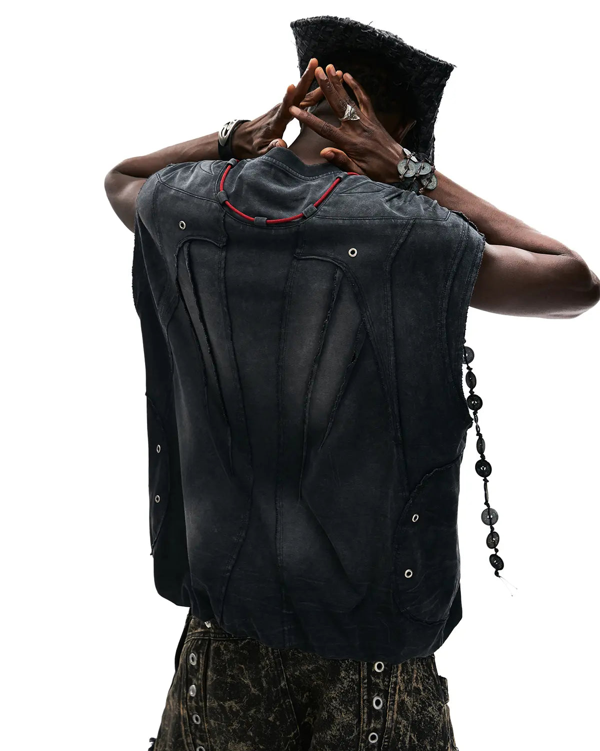 Personsoul Deconstructed Contrasting Embroidery Sleeveless T-Shirt In Black