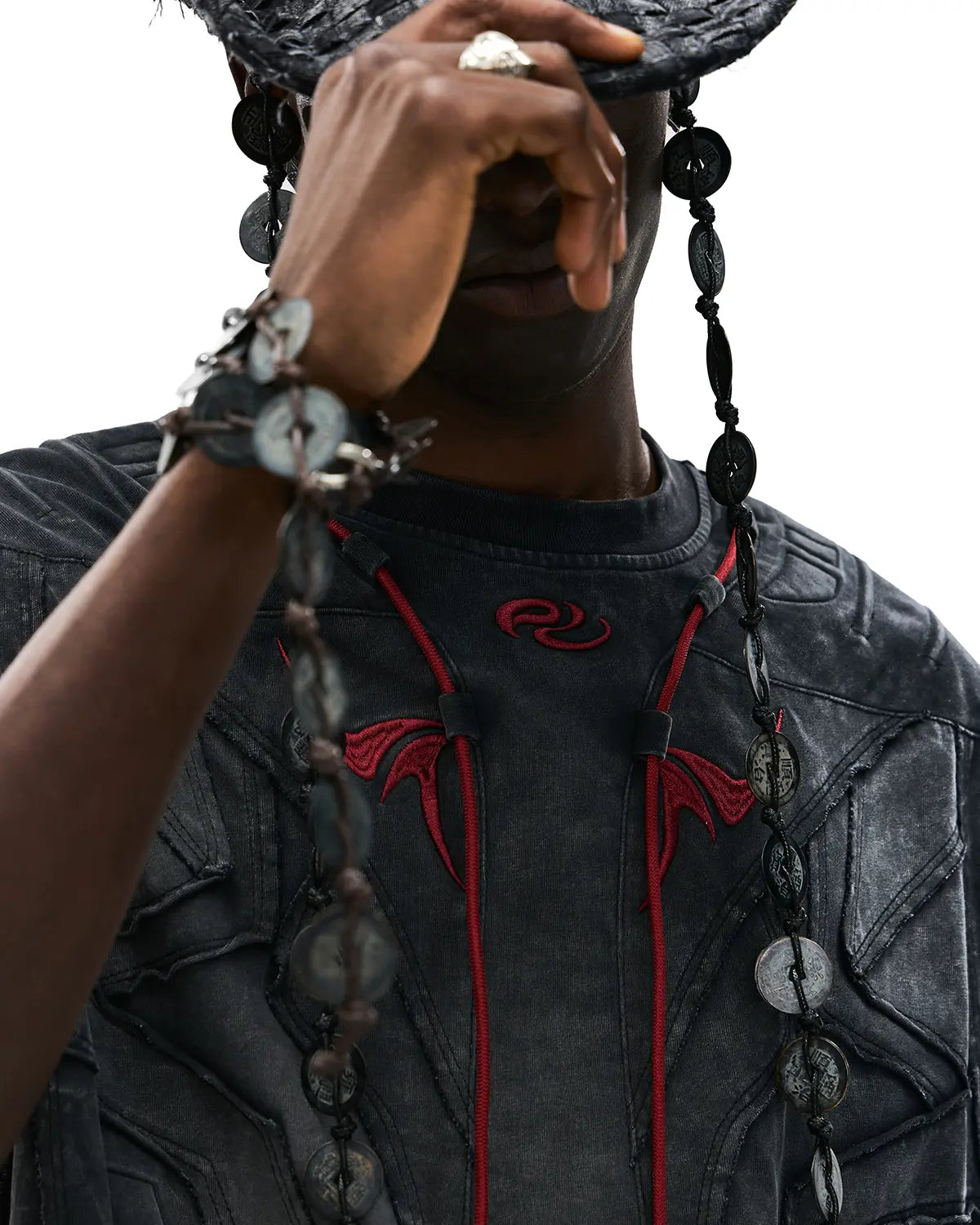 Personsoul Deconstructed Contrasting Embroidery Sleeveless T-Shirt In Black