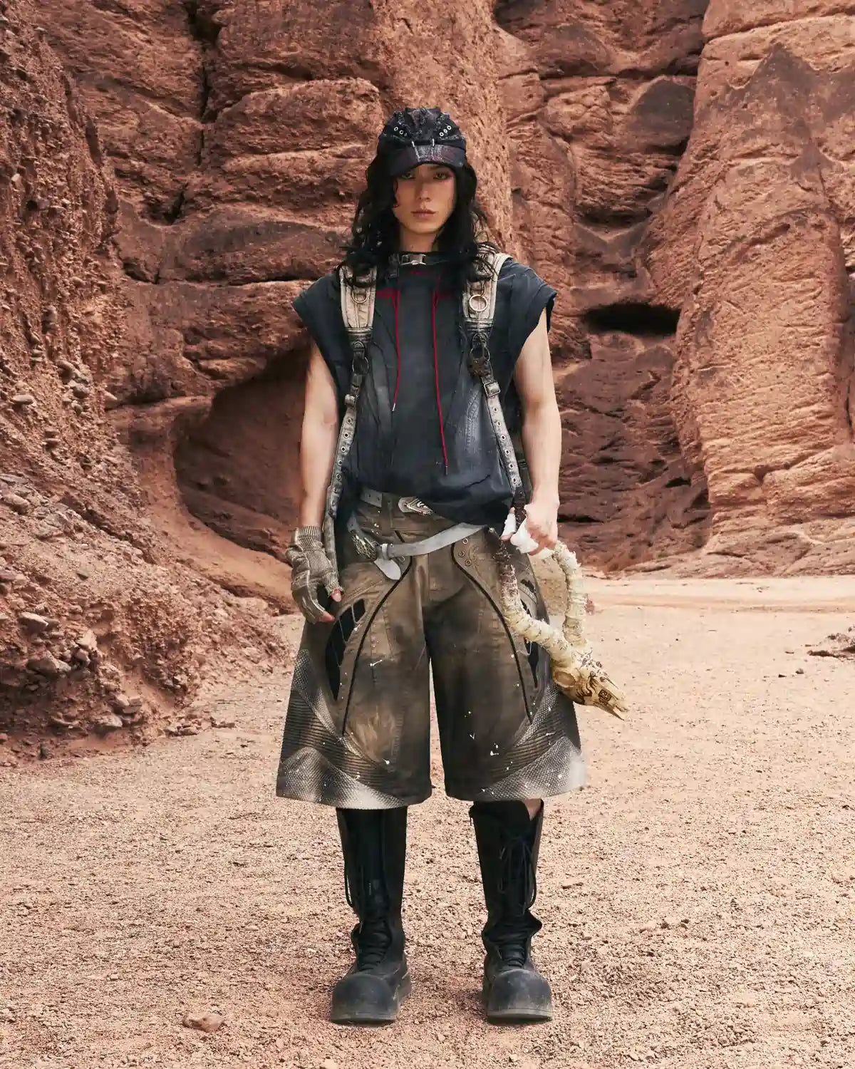 Personsoul Deconstructed Contrasting Embroidery Sleeveless T-Shirt In Black